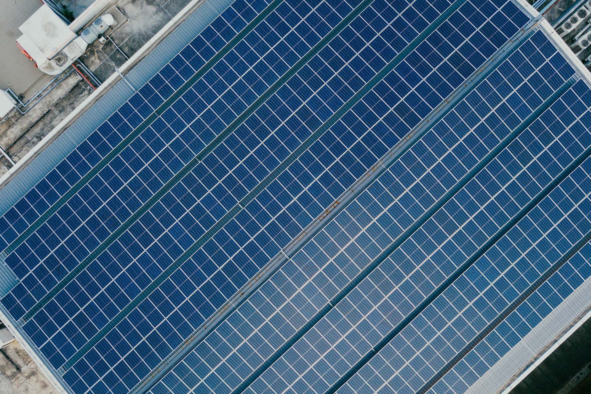 Vue aérienne de panneaux photovoltaïques sur un toit