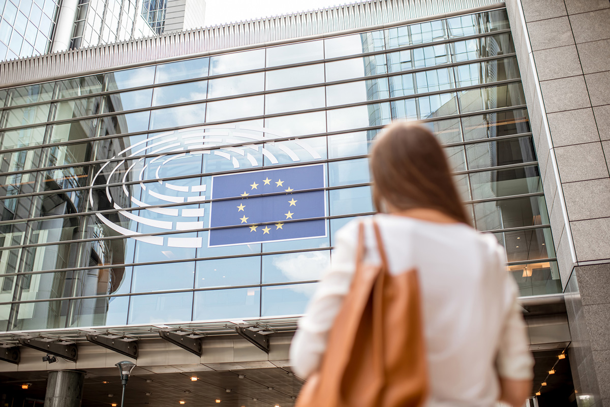 Femme devant la Commission Européenne