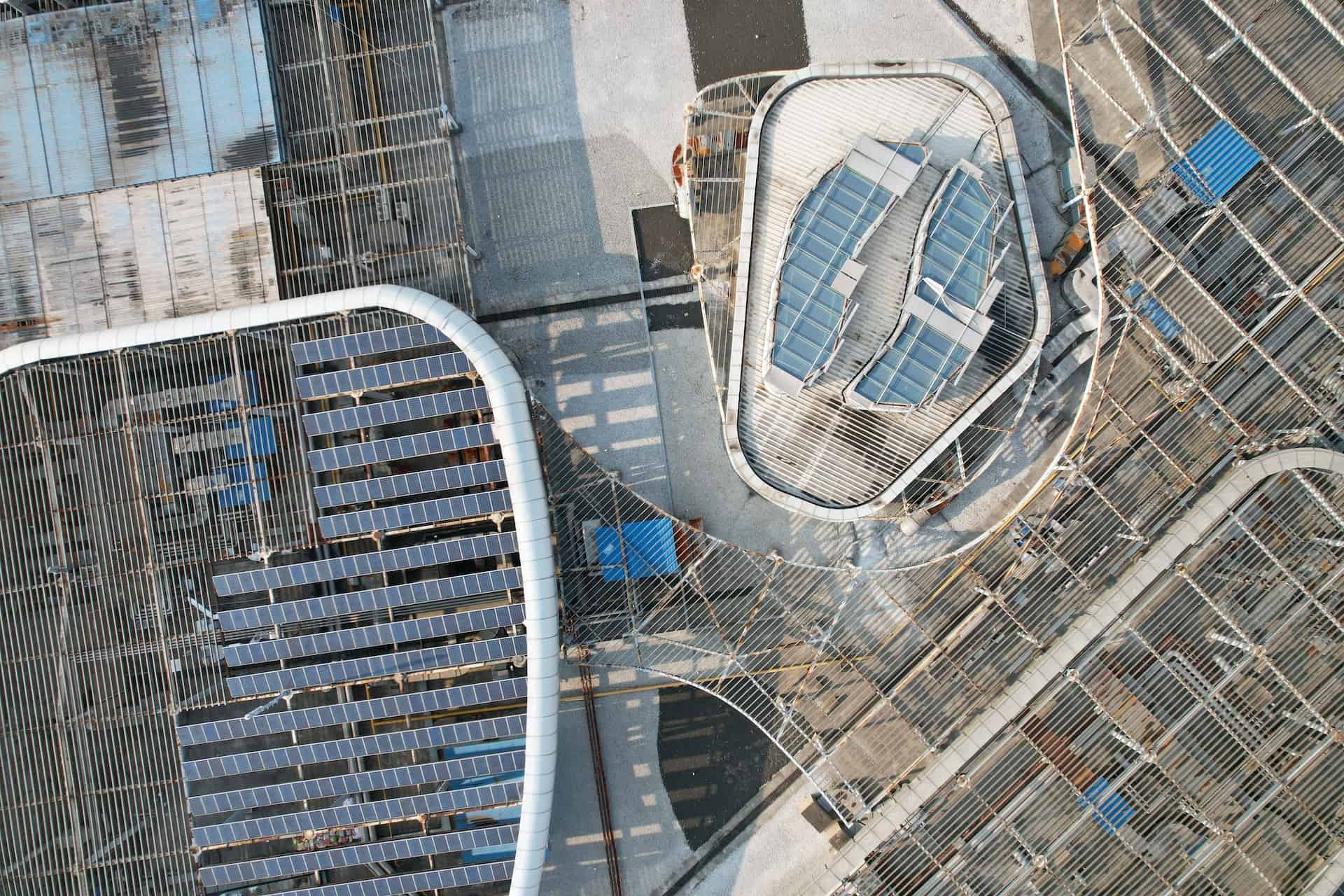 Vue en plongée de panneaux solaires sur un toit d'immeuble