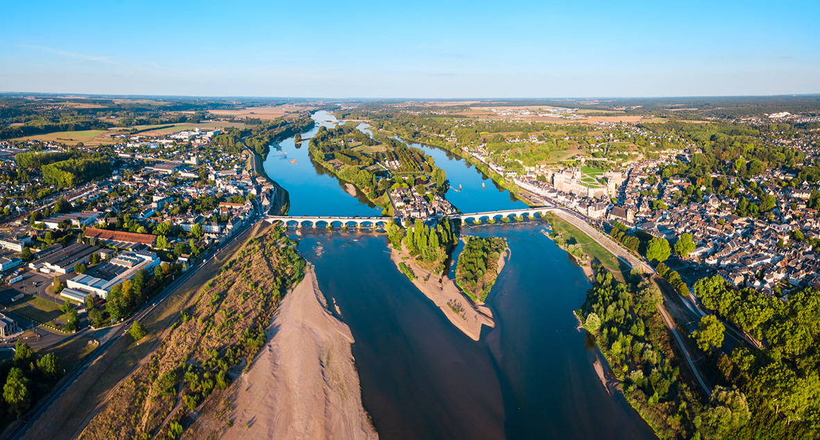 Vue aérienne d'une ville sur la Loire
