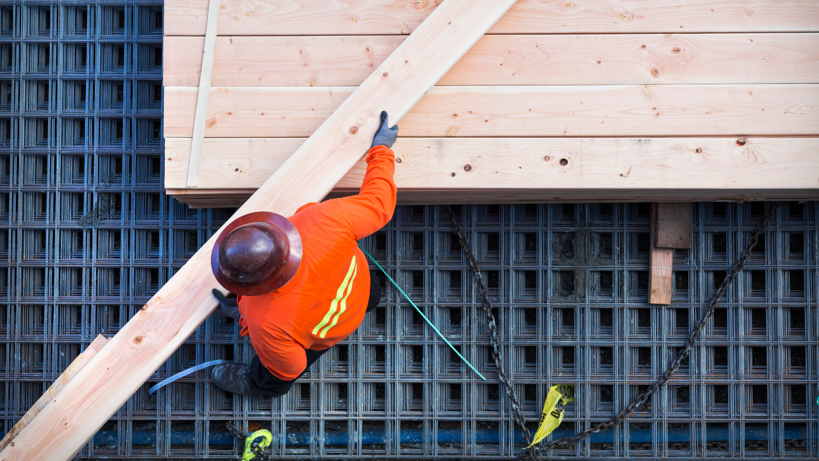 Vue aérienne d'une personne travaillant sur un chantier