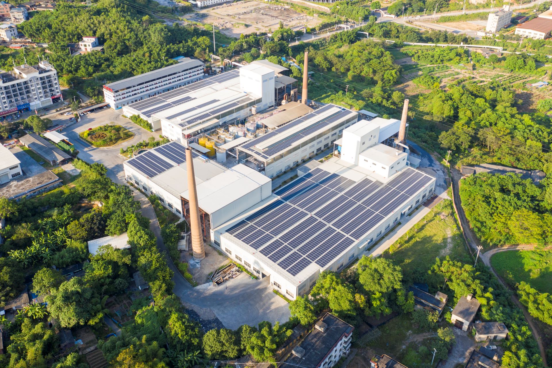 Vue aérienne d'une usine avec des panneaux solaires sur le toit