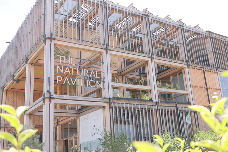 Vue de la façade en bois du Natural Pavillion