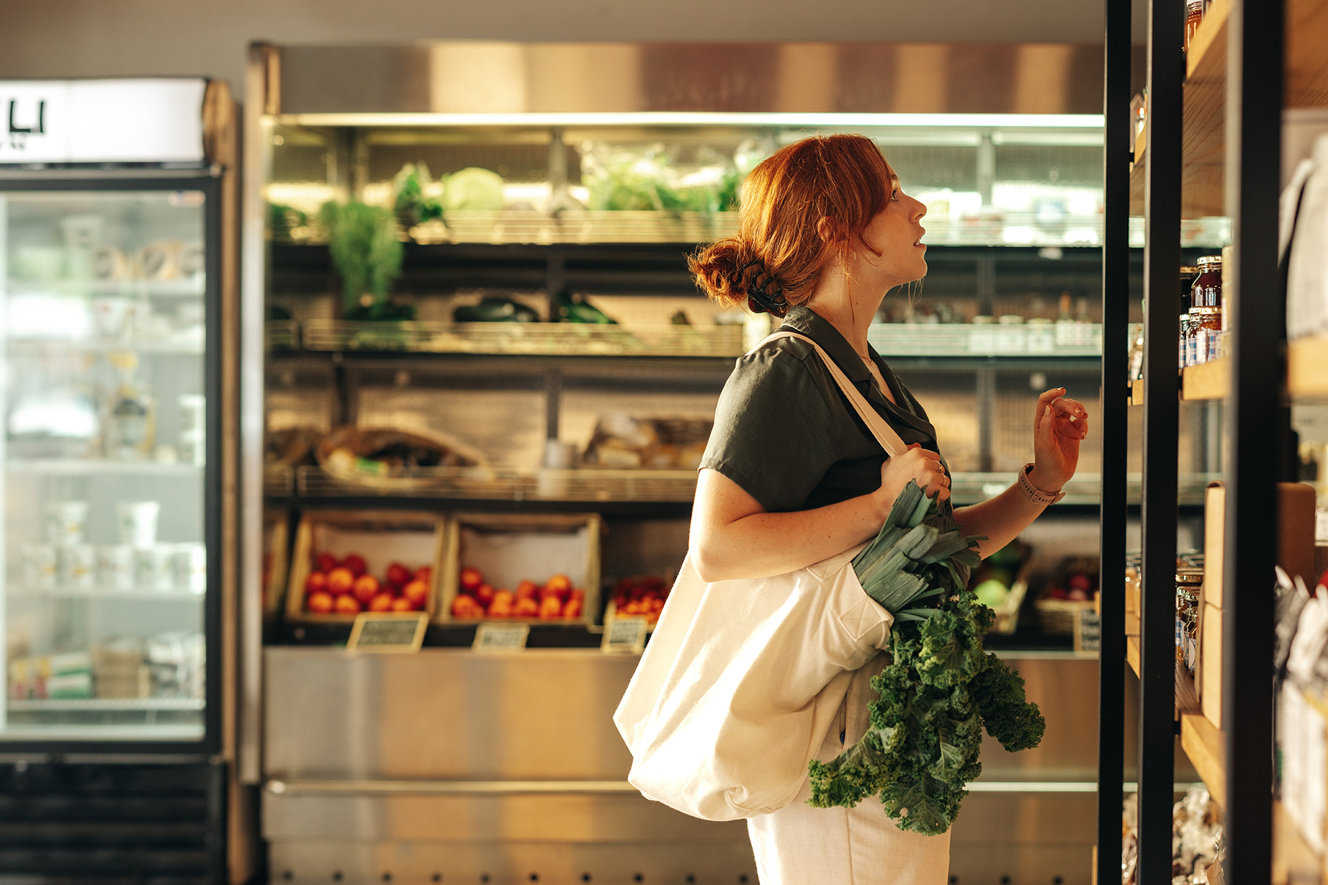 Donna russa in un supermercato guardando prodotti