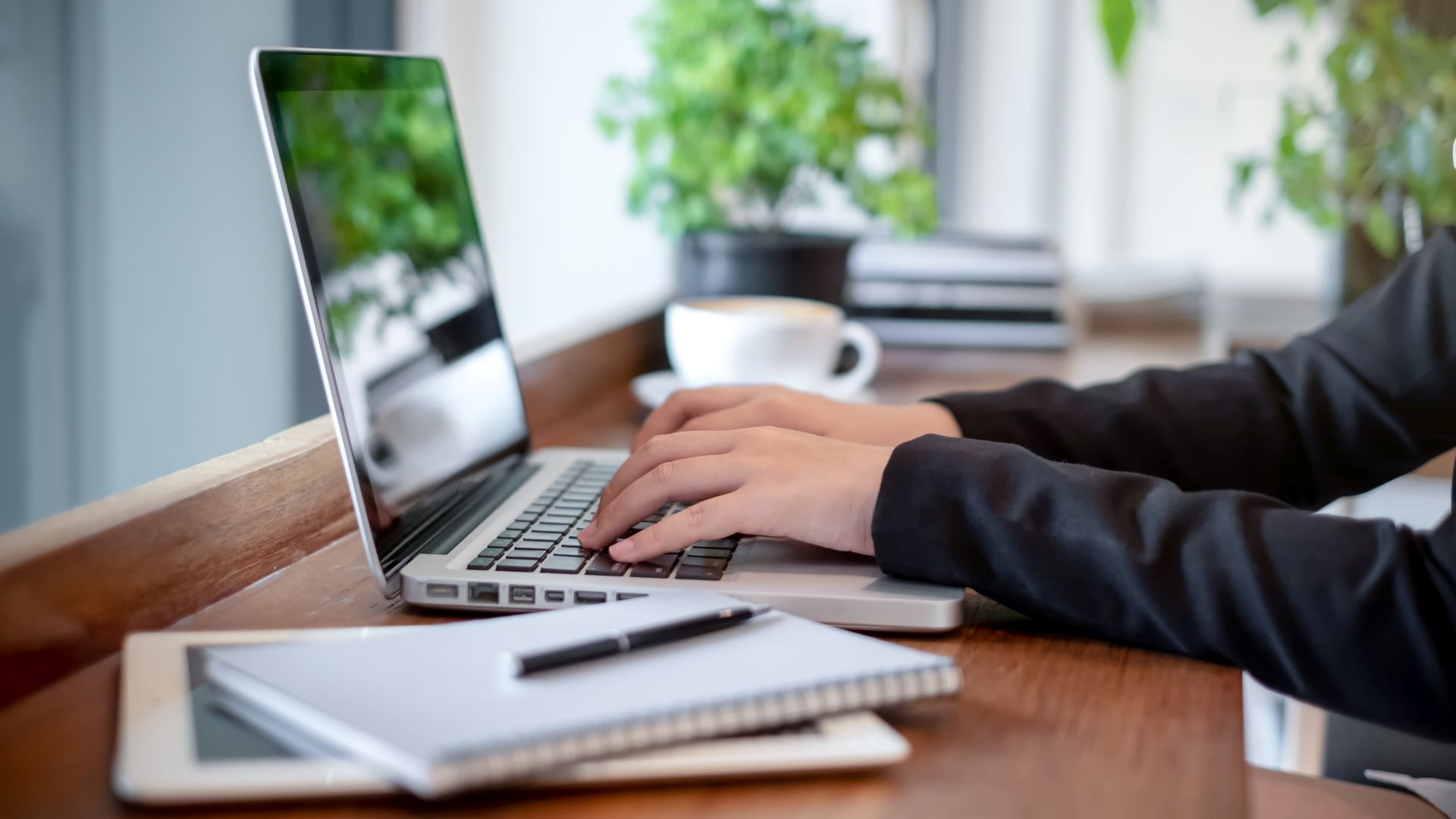 Mani di una persona sul della tastiera di un laptop